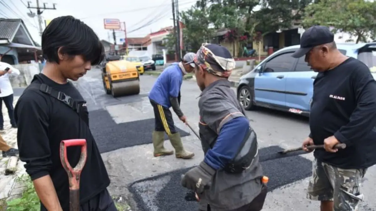 Perbaikan jalan di Kabupaten Kuningan. (Pemkab Kuningan/Antara)