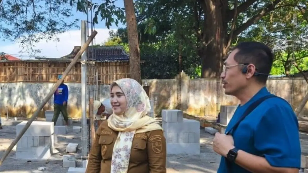 Wakil Wali Kota Cirebon Siti Farida Rosmawati (dua dari kanan) meninjau progres penataan kawasan Dukuh Semar di Kecamatan Harjamukti, Selasa (7/4). (Fathnur Rohman/Antara)