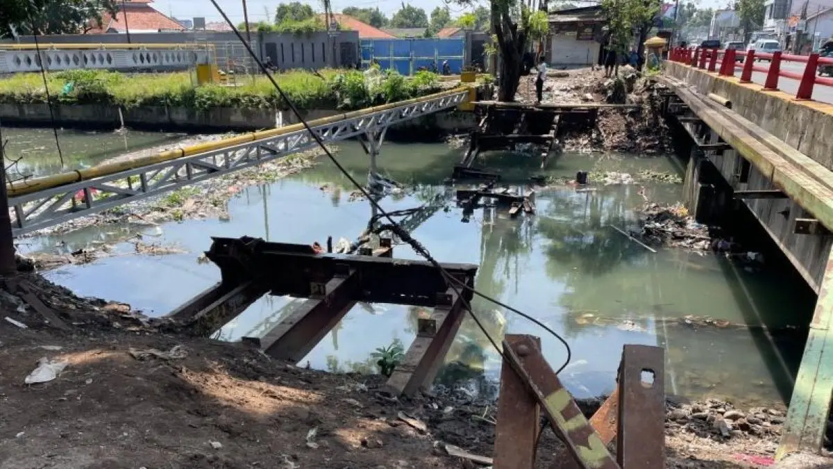 Kondisi bekas jembatan kereta peninggalan Belanda di Kota Cirebon. (Fathnur Rohman/Antara)