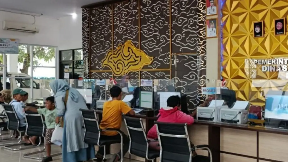 Warga mengakses layanan kependudukan di Kota Cirebon. (Fathnur Rohman/Antara)