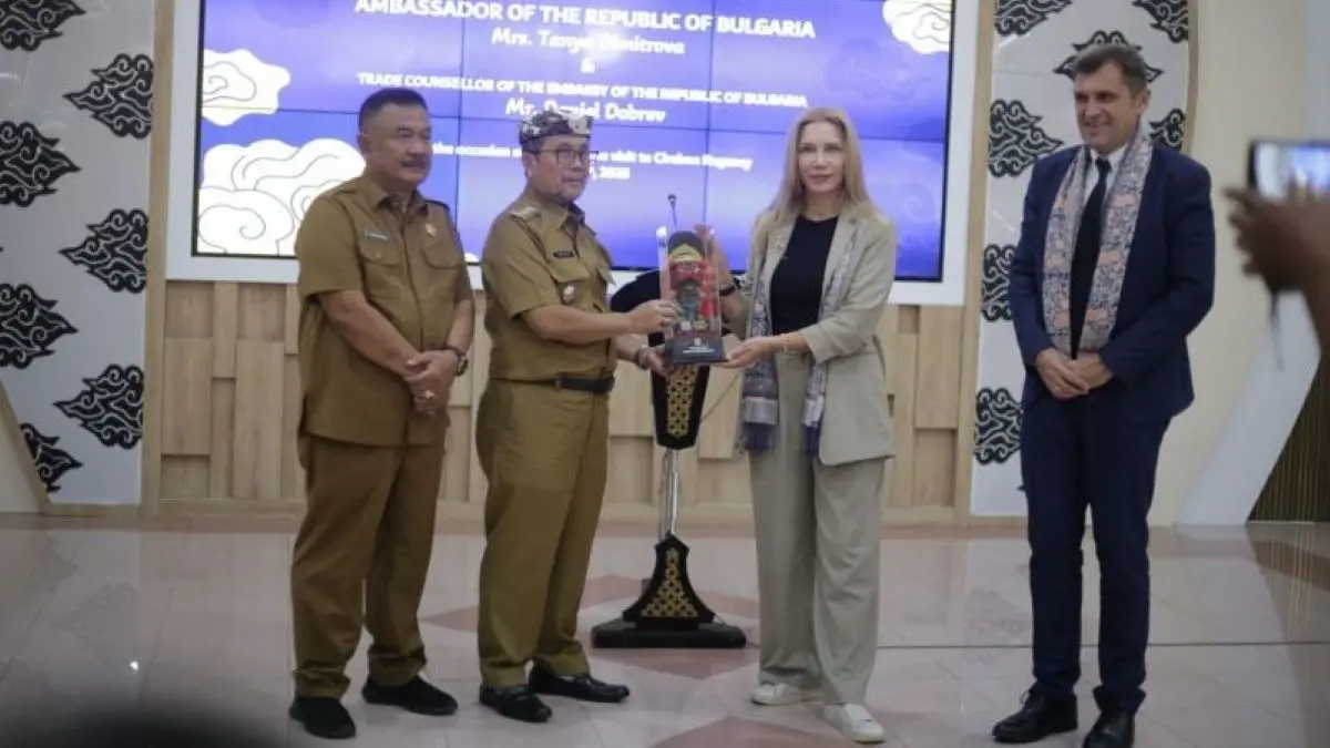 Bupati Cirebon Imron (dua dari kiri) menerima kunjungan resmi Duta Besar Bulgaria untuk Indonesia Tanya Dimitrova (dua dari kanan) di Gedung Setda Kabupaten Cirebon, Selasa (14/4). (Pemkab Cirebon/Antara)