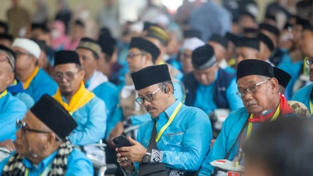 Calon haji tiba di Asrama Haji Indramayu, Jumat (24/4). (Fathnur Rohman/Antara)