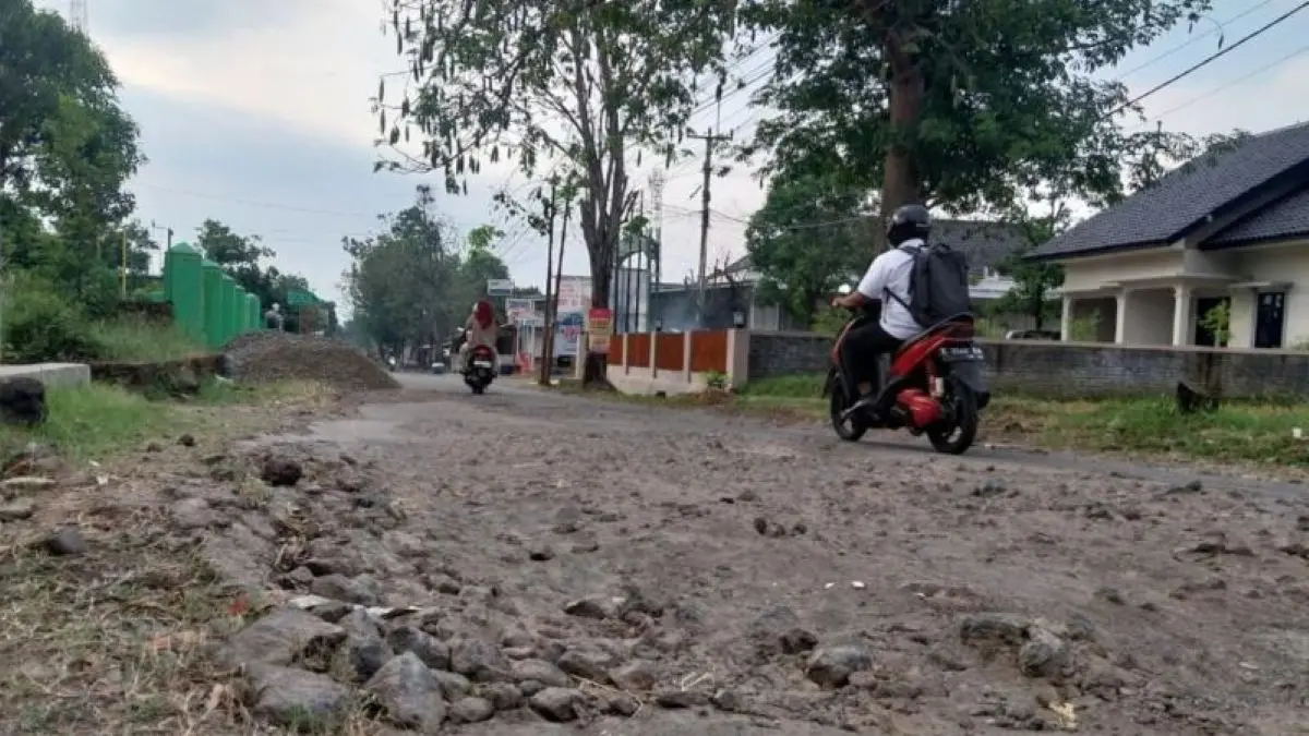 Kondisi salah satu titik ruas jalan di Majalengka. (Fathnur Rohman/Antara)