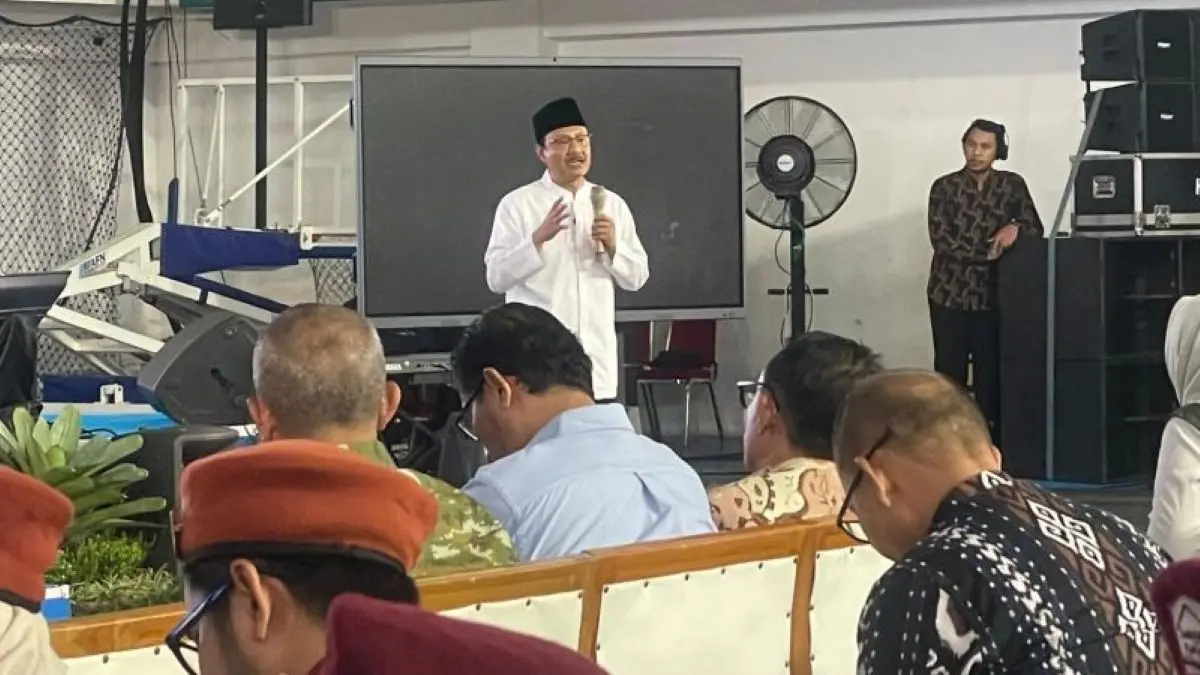 Menteri Sosial (Mensos) Saifullah Yusuf menghadiri kegiatan di Gelanggang Generasi Muda (GGM) Majalengka, Jumat (24/4). (Fathnur Rohman/Antara)