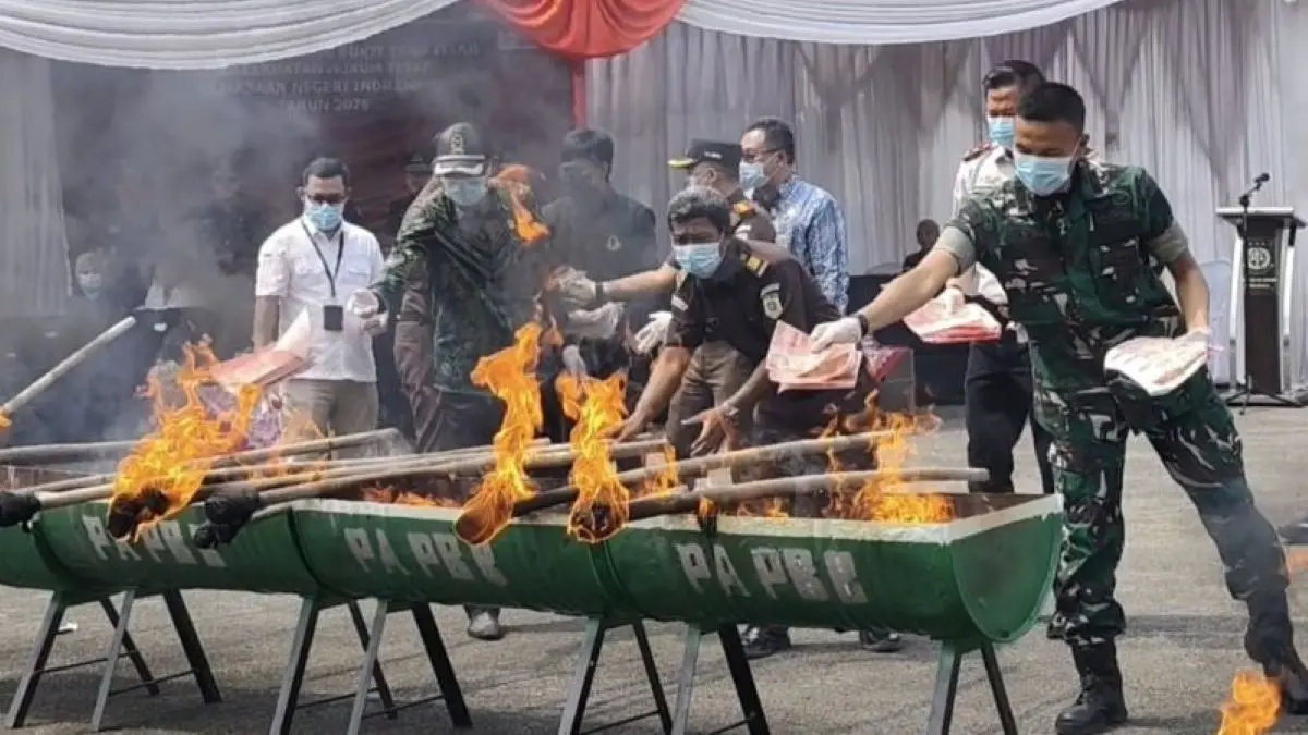 Kejari Indramayu melaksanakan kegiatan pemusnahan barang bukti dari 173 perkara yang sudah inkrah di Indramayu. (Kejari Indramayu/Antara)