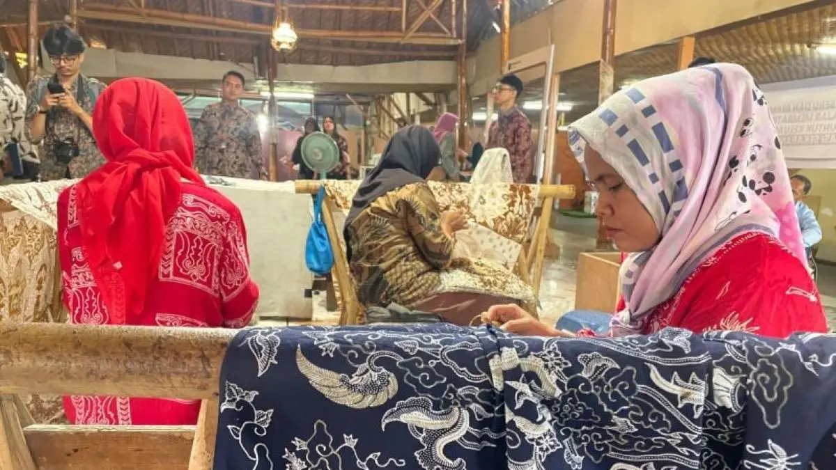 Kawasan sentra batik Trusmi Cirebon. (Fathnur Rohman/Antara)