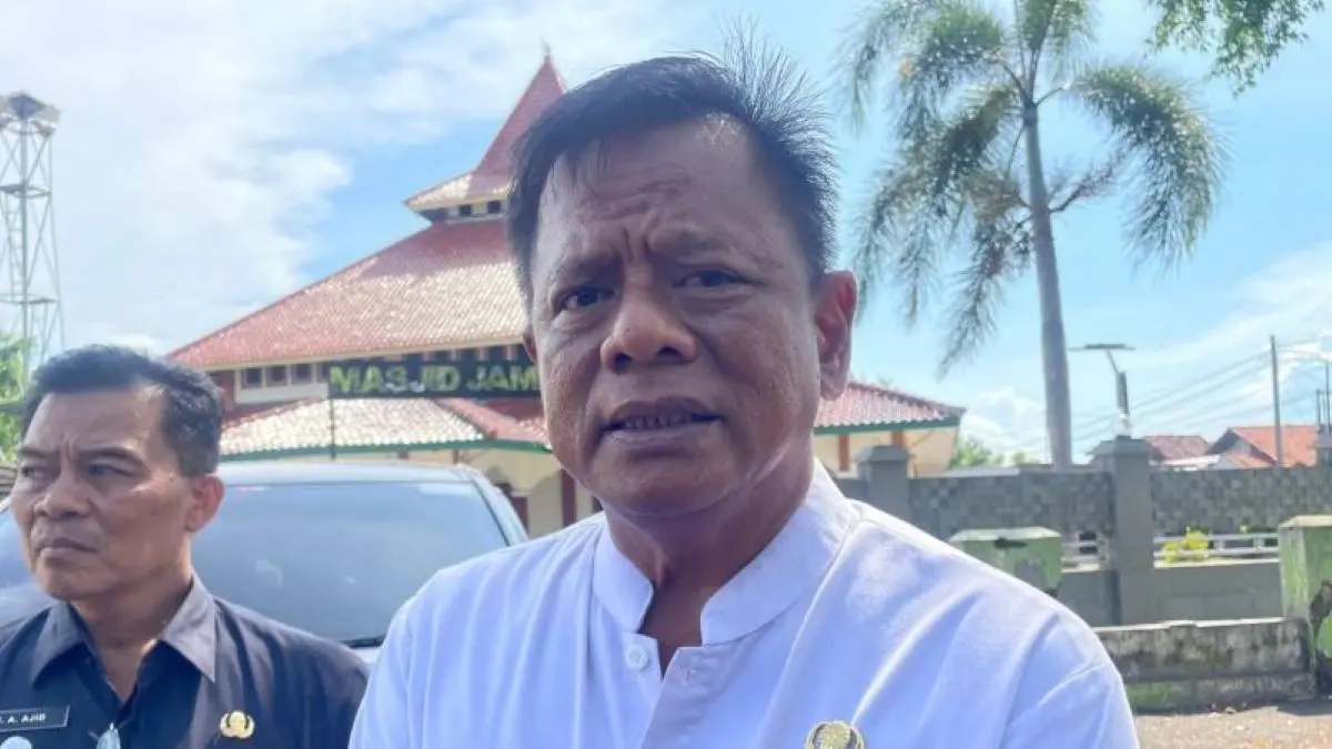 Kepala Disperdagin Kabupaten Cirebon Suhartono (kanan). (Fathnur Rohman/Antara)