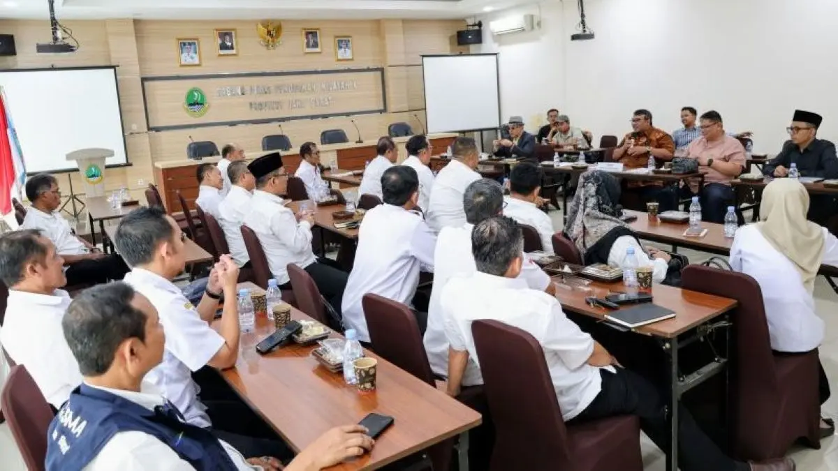 Komisi V DPRD Jawa Barat melaksanakan rapat saat kunjungan kerja ke Kantor Cabang Dinas (KCD) Pendidikan Wilayah X Cirebon, Rabu (29/4). (DPRD Jabar/Antara)