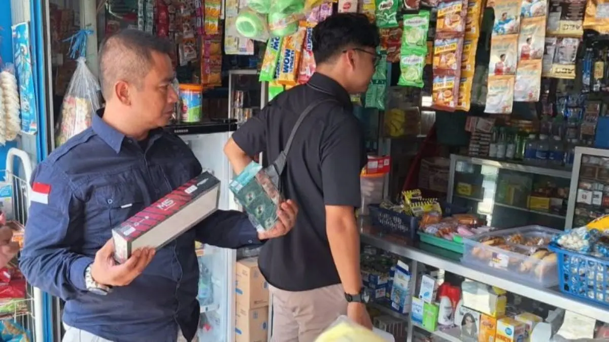 Petugas Satpol PP Kabupaten Majalengka melaksanakan razia rokok ilegal. (Pemkab Majalengka/Antara)