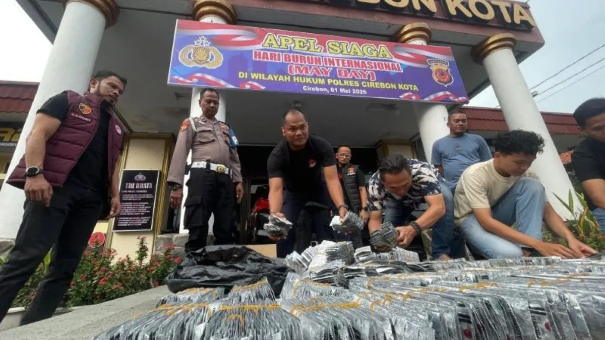 Petugas Satresnarkoba Polres Cirebon Kota menunjukkan barang bukti obat keras tanpa izin edar dari seorang bandar di Cirebon. (Fathnur Rohman/Antara)