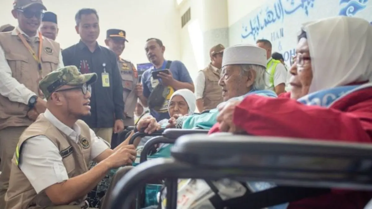 Wakil Menteri Haji dan Umrah Dahnil Anzar Simanjuntak (kiri) meninjau pemberangkatan calon haji di Bandara Kertajati, Majalengka, Jumat (1/5). (Fathnur Rohman/Antara)