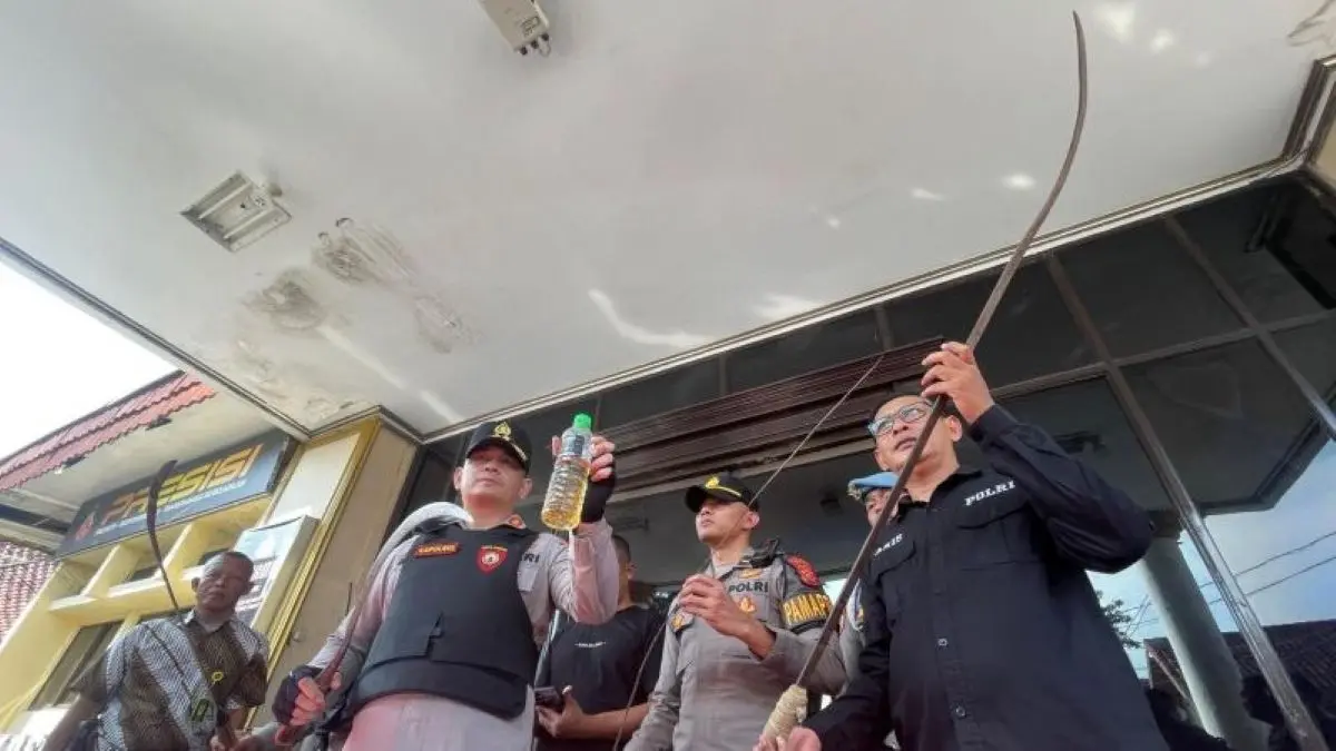 Petugas menunjukkan barang bukti dari peristiwa tawuran konten di Kota Cirebon, Minggu (3/5). (Fathnur Rohman/Antara)