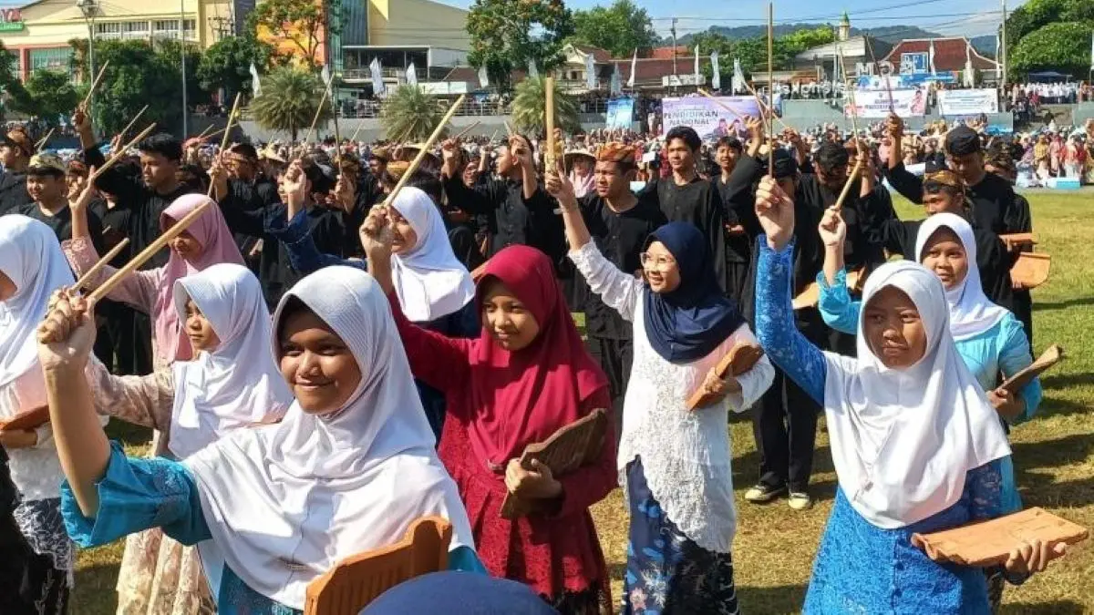 Sejumlah pelajar mengikuti kegiatan peringatan Hari Pendidikan Nasional di Majalengka. (Pemkab Majalengka/Antara)