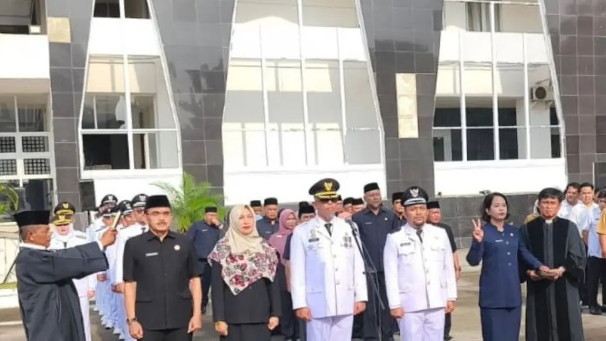 Pelantikan pejabat di lingkungan Pemerintah Kota Cirebon, Senin (4/5). (Fathnur Rohman/Antara)
