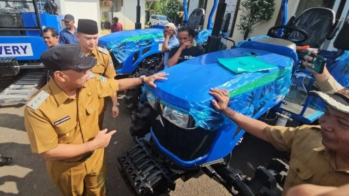 Pemkab Majalengka salurkan alsintan kepada petani di Kantor Dinas Pertanian Majalengka. (Pemkab Majalengka/Antara)