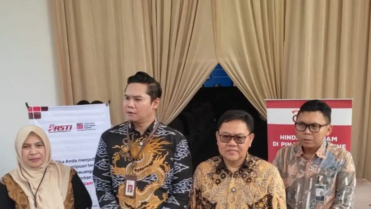 Anggota Komisi XI DPR RI Shohibul Imam (dua dari kanan) bersama Kepala OJK Cirebon Agus Muntholib (dua dari kiri) di Universitas Kuningan. (Fathnur Rohman/Antara)