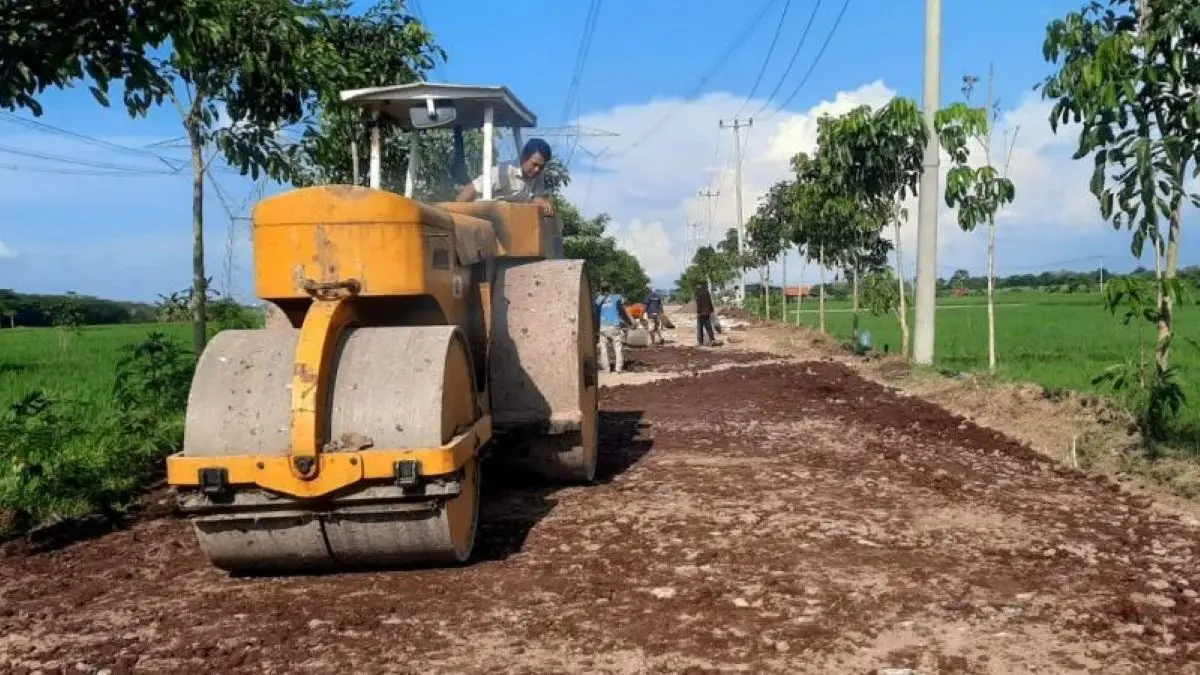 Perbaikan ruas jalan kabupaten di Cirebon. (DPUTR Cirebon/Antara)