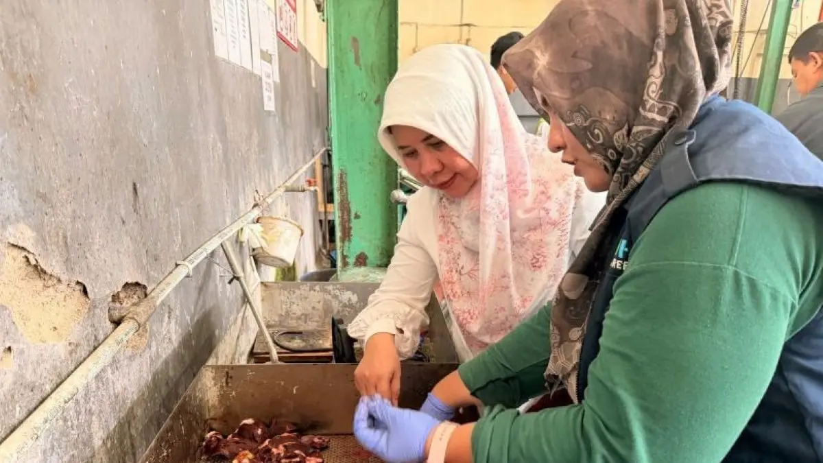 Kepala DKP3 Kota Cirebon Elmi Masruroh (tengah) memeriksa daging hewan kurban di RPH Kota Cirebon. (Antara)