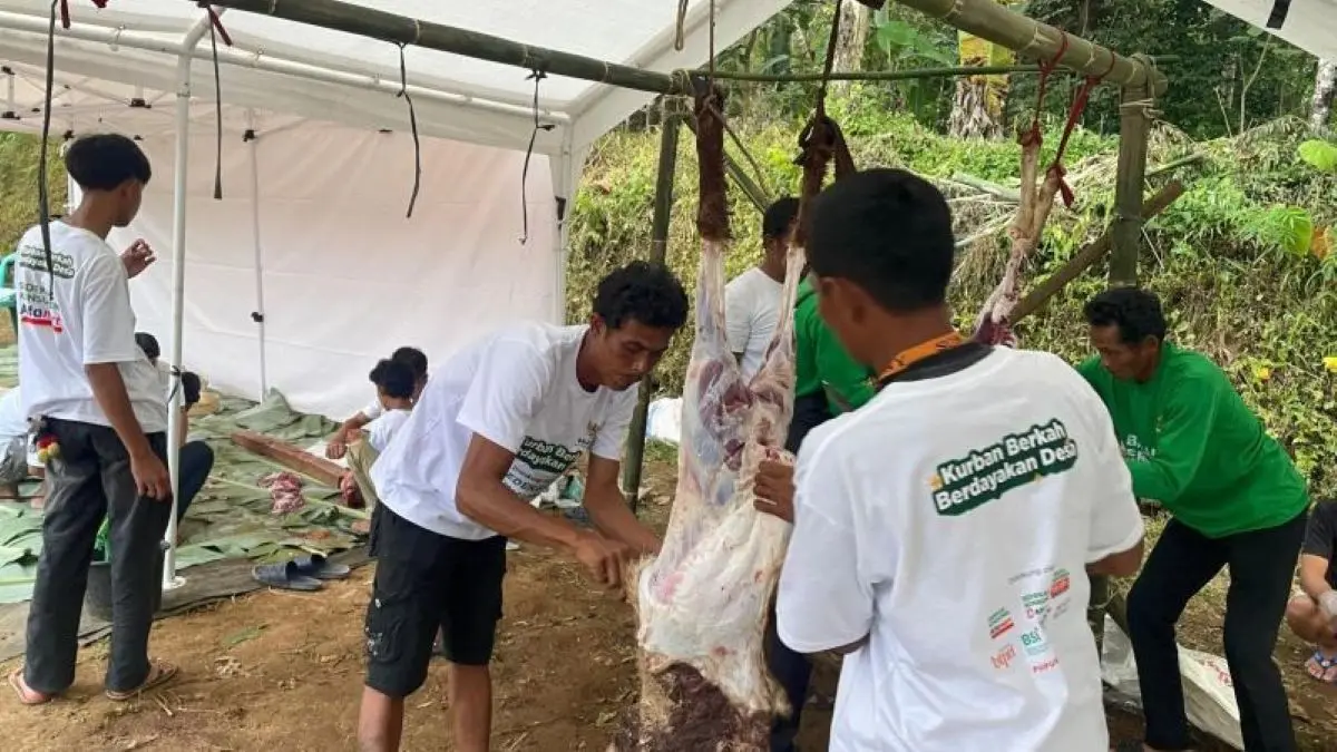 Pelaksanaan kegiatan Kurban Berkah Berdayakan Desa 2026 di Desa Sayana, Kecamatan Jalaksana, Kuningan. (Fathnur Rohman/Antara)