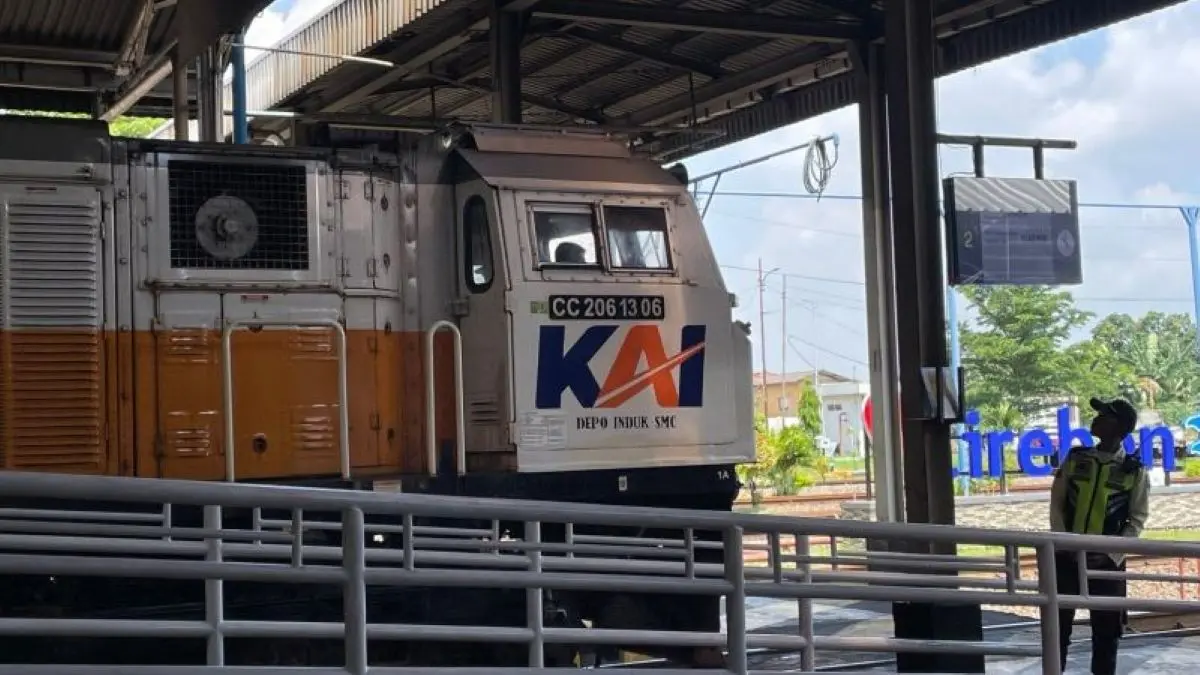 KAI Daop 3 Cirebon optimalkan layanan perjalanan kereta api antisipasi lonjakan penumpang selama libur panjang. (Fathnur Rohman/Antara)