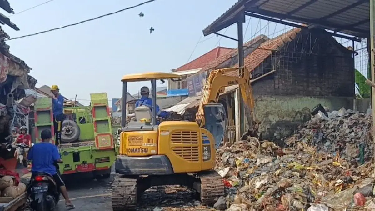 Pengangkutan sampah di TPS Pasar Minggu Palimanan, Cirebon. (Fathnur Rohman/Antara)