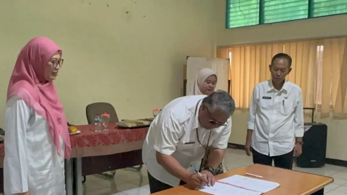 Penandatanganan dokumen pelaksanaan program ASRI di Kabupaten Cirebon. (Pemkab Cirebon/Antara)