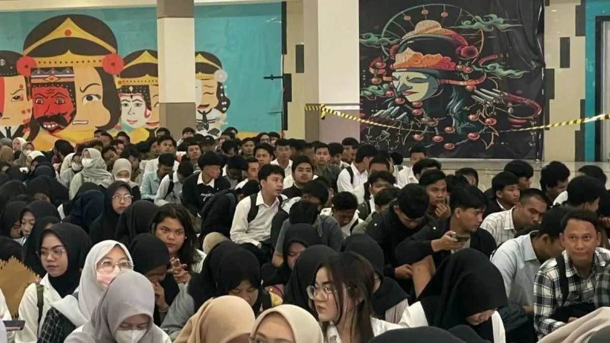 Para pencari kerja saat mengikuti kegiatan job fair di Kota Cirebon. (Fathnur Rohman/Antara)