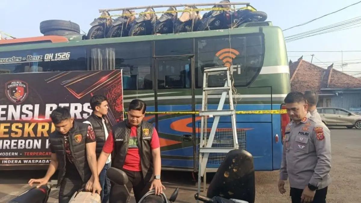 Polres Cirebon Kota menunjukkan barang bukti motor curian di Cirebon, Sabtu (6/6). (Fathnur Rohman/Antara)