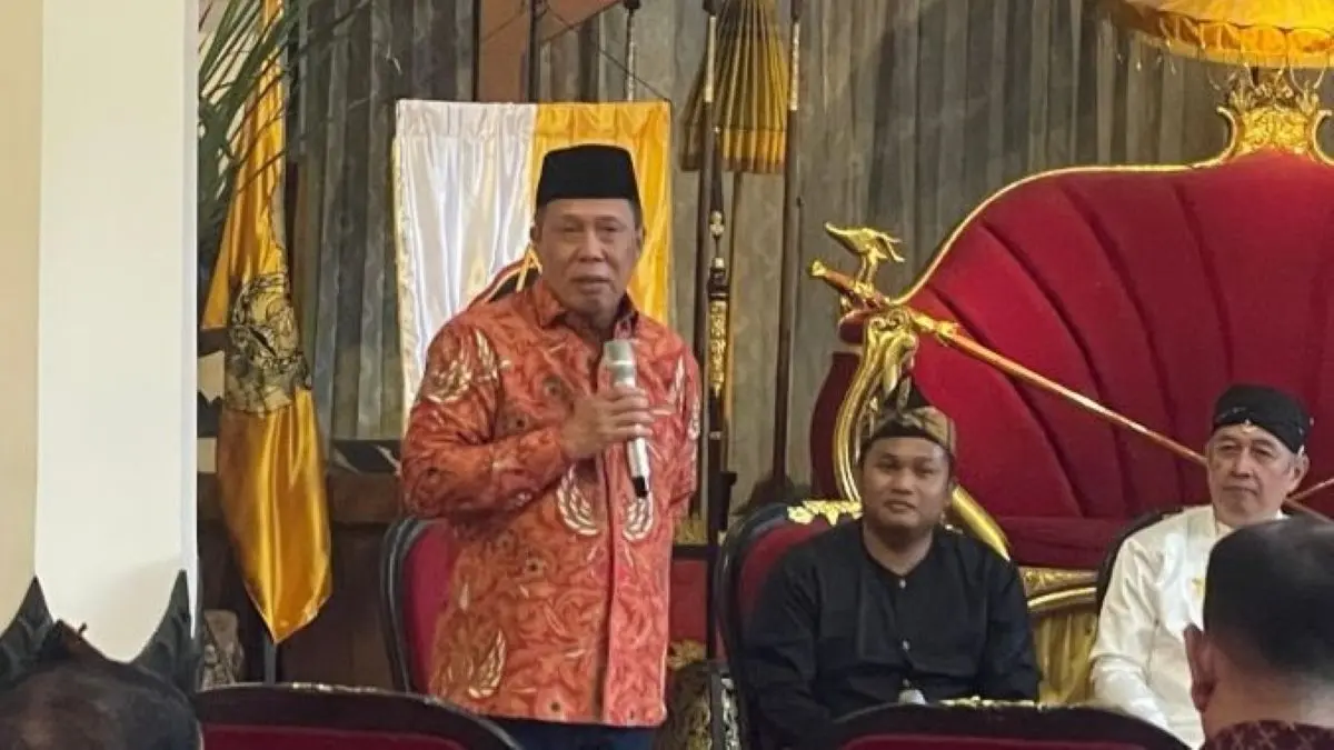 Wakil Ketua Badan Sosialisasi MPR RI Abidin Fikri (tengah) saat mengisi kegiatan Sarasehan Dari Tradisi ke Konstitusi: Empat Pilar Kebangsaan dalam Penguatan Hak Masyarakat Adat di Kuningan. (Fathnur Rohman/Antara)