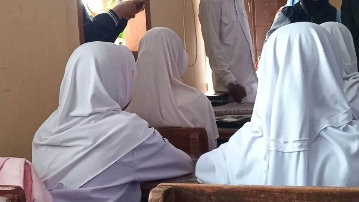 Kegiatan belajar di salah satu sekolah di Cirebon. (Fathnur Rohman/Antara)