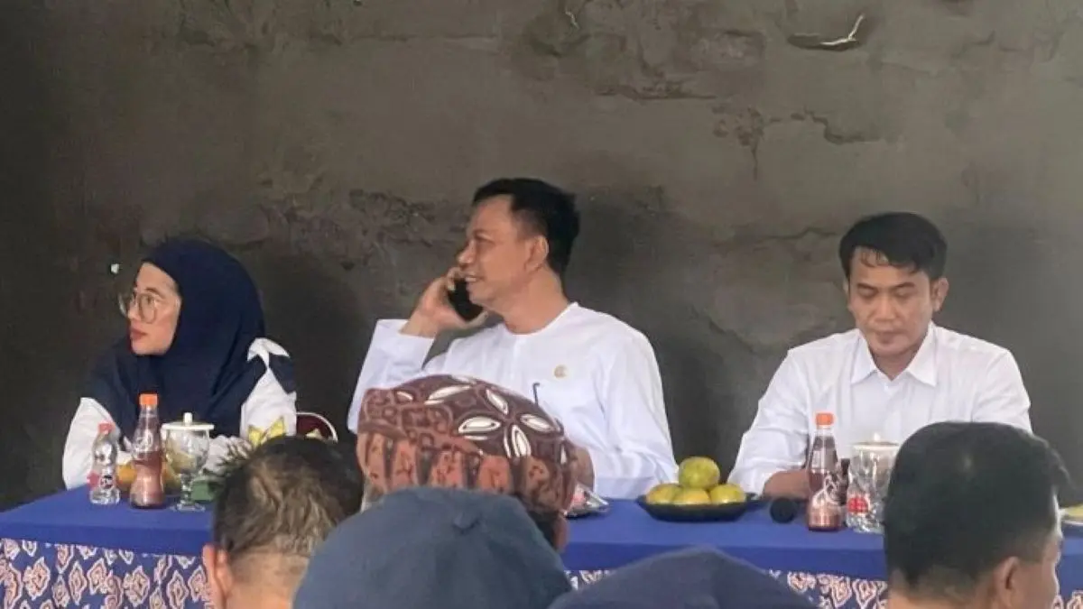 Kepala DLH Kabupaten Cirebon Dede Sudiono (tengah). (Fathnur Rohman/Antara)