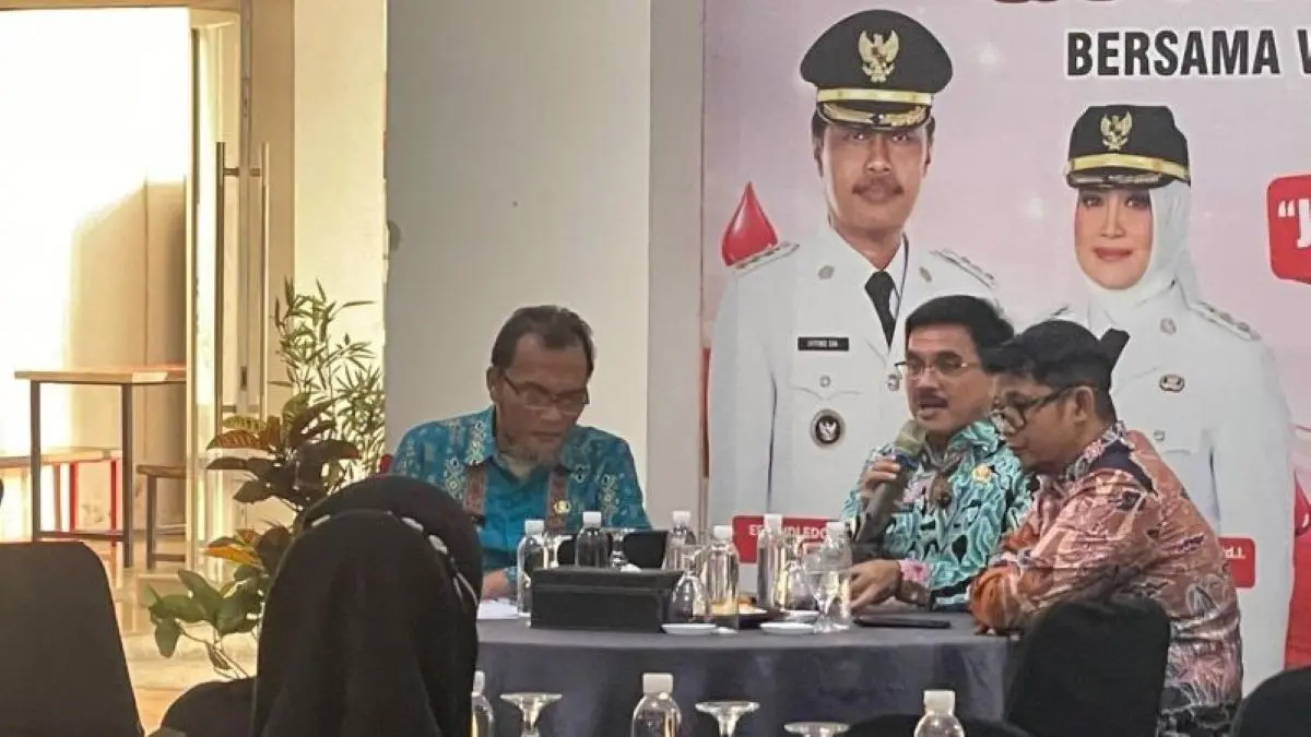 Sekda Kota Cirebon Iing Daiman (dua dari kanan). (Fathnur Rohman/Antara)