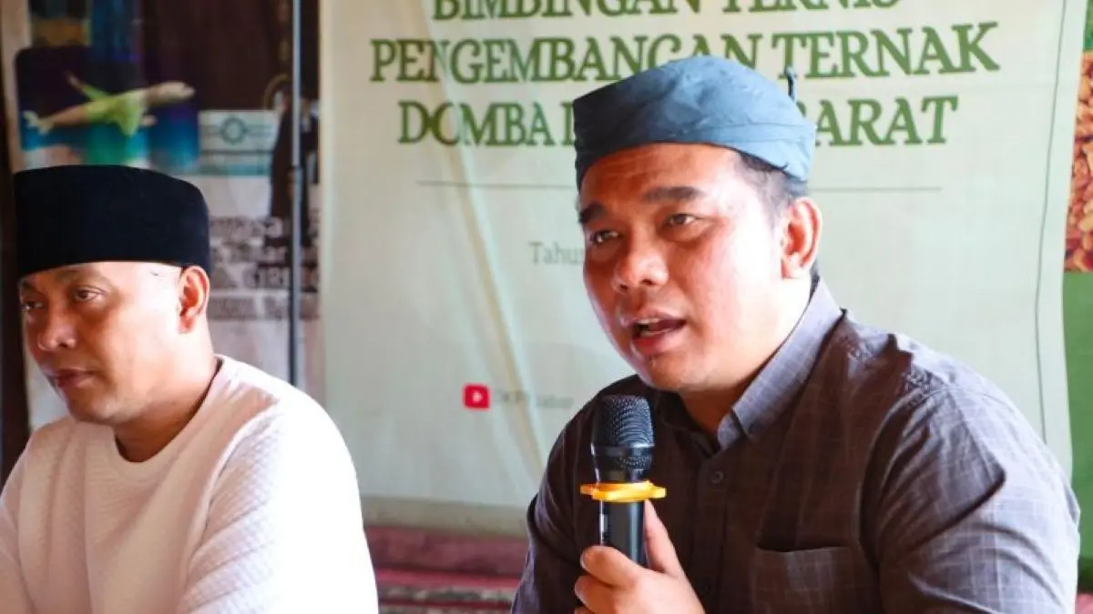 Ketua Komisi II DPRD Jabar Bambang Mujiarto (kanan) menghadiri kegiatan bimtek peningkatan kapasitas peternak domba di Cirebon. (DPRD Jabar/Antara)