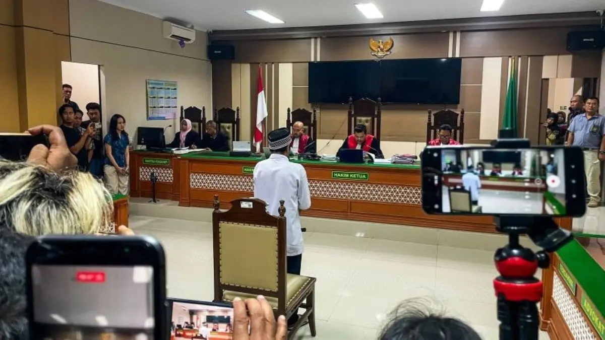 Terdakwa kasus dugaan pembunuhan sekeluarga atas nama Priyo Bagus Setiawan (tengah) saat menjalani persidangan dengan agenda pembacaan vonis di PN Indramayu, Jumat (3/7). (Fathnur Rohman/Antara)