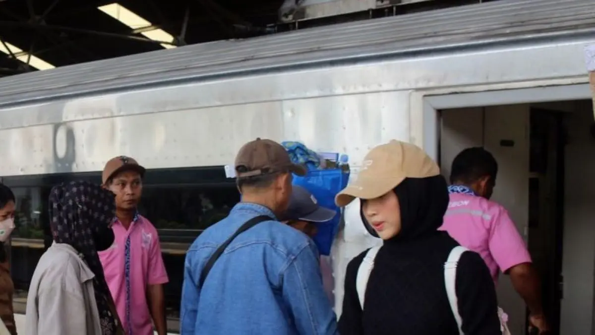 Penumpang tiba di Stasiun Cirebon. (KAI Cirebon/Antara)
