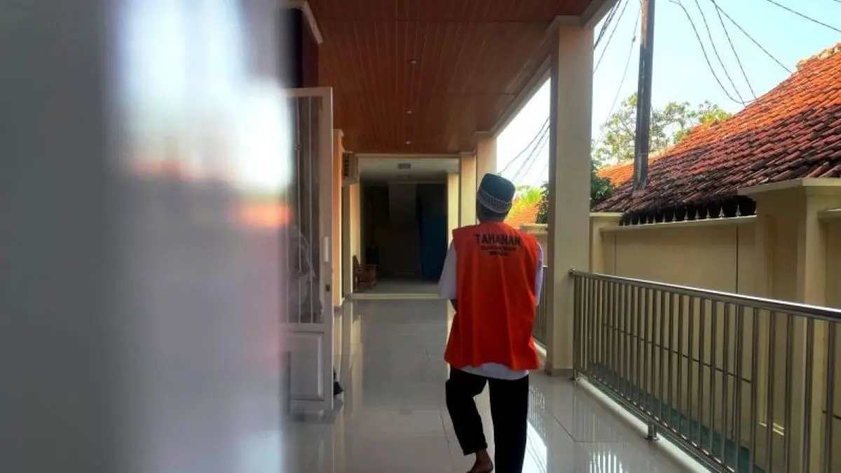 Terdakwa kasus dugaan pembunuhan berencana lima anggota satu keluarga yakni Priyo Bagus Setiawan di Pengadilan Negeri Indramayu. (Fathnur Rohman/Antara)
