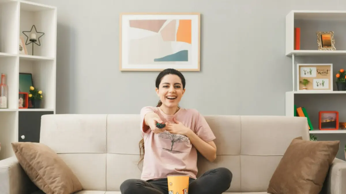 Ilustrasi orang yang suka menonton TV reality show (Magnific) 