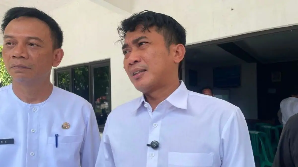 Wakil Bupati Cirebon Agus Kurniawan Budiman (kanan) di Cirebon. (Fathnur Rohman/Antara)