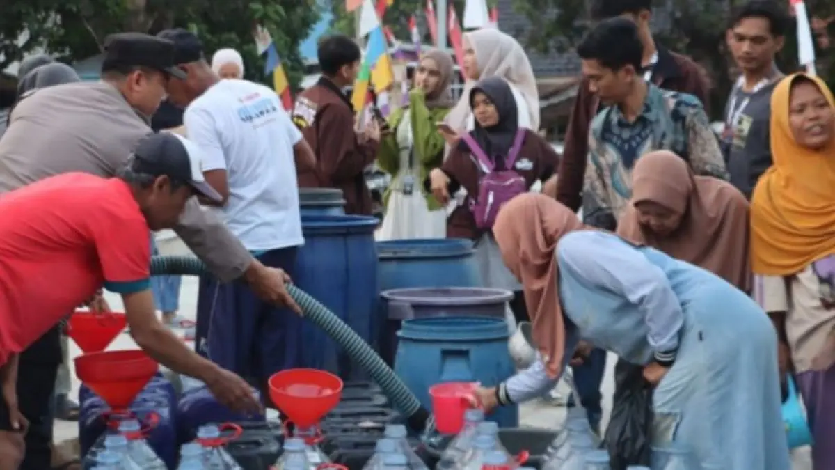 Polres Kuningan mendistribusikan bantuan air bersih di Kuningan. (Polres Kuningan/Antara)