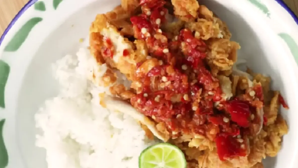Resep ayam geprek sambal korek (YouTube Devina Hermawan)