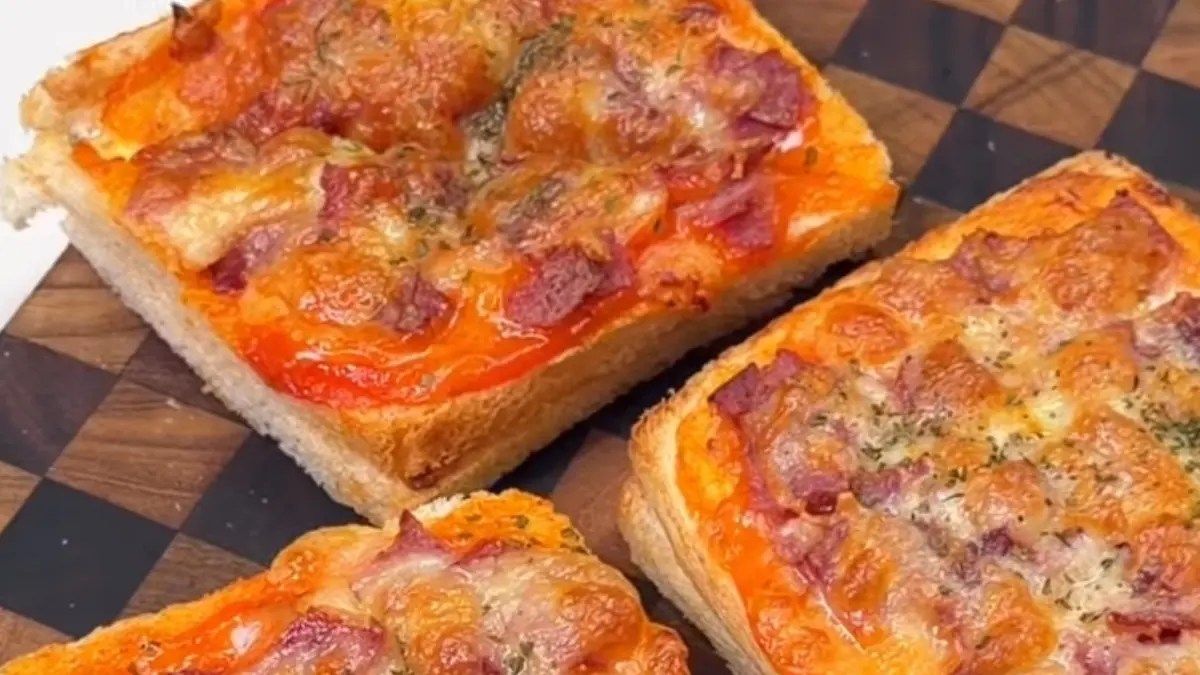 Pizza roti tawar dengan smoked beef dan mozzarella (Instagram @adelscooking)