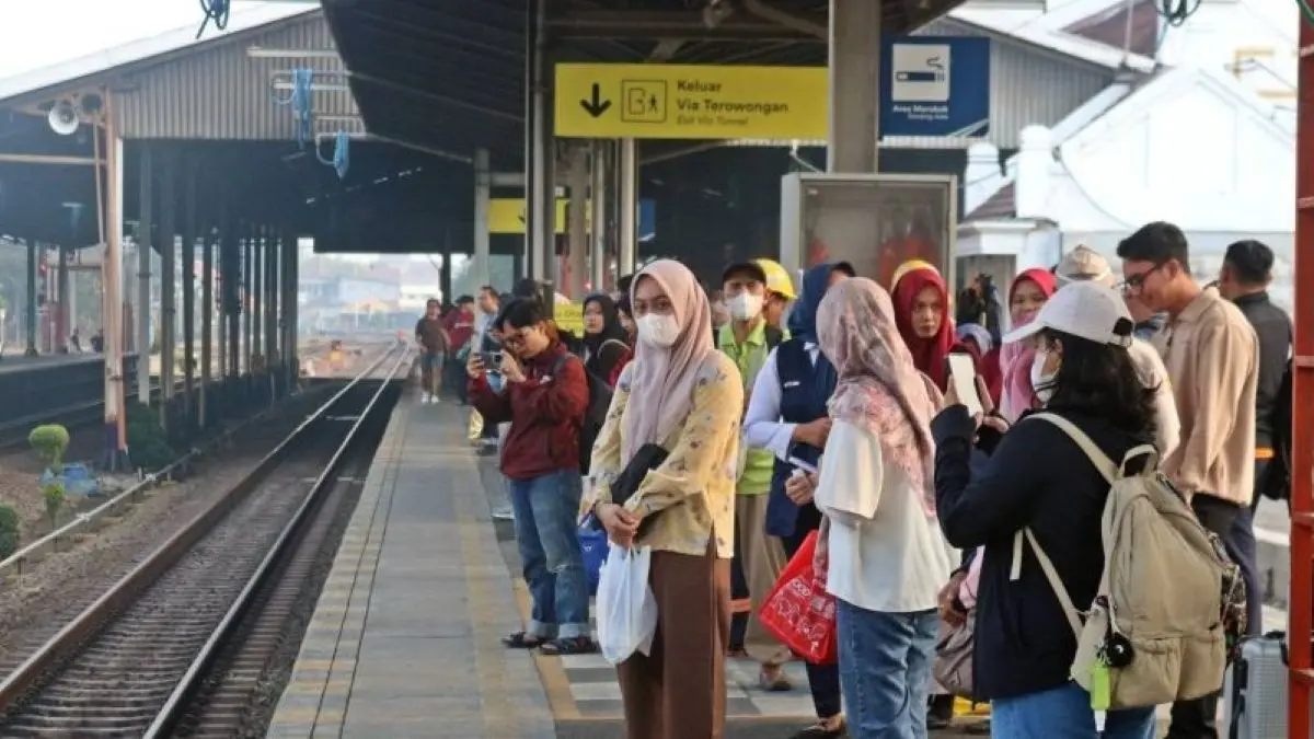 Penumpang di Stasiun Cirebon. (KAI Cirebon/Antara)