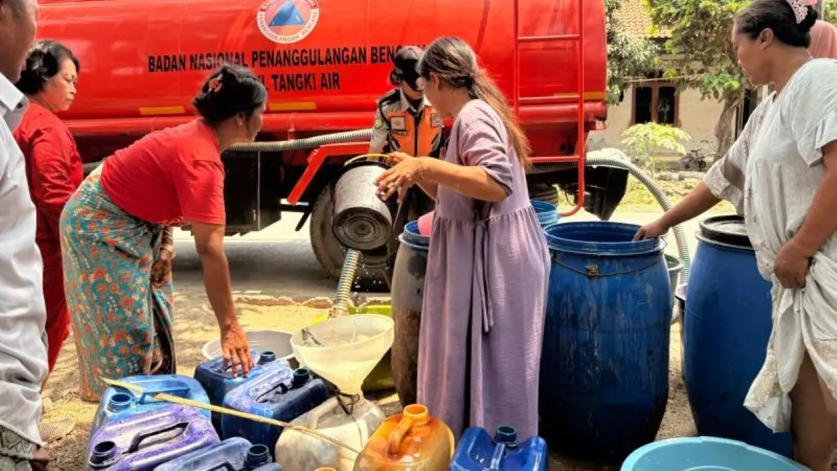 Distribusi bantuan air bersih di Kabupaten Indramayu, Jawa Barat. (PT Pertamina EP Jatibarang Field/Antara)