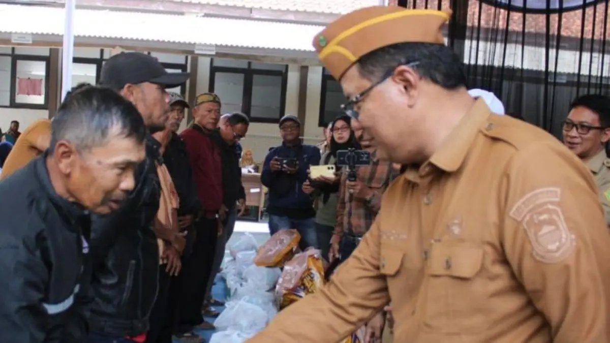 Kepala Diskatam Kuningan Wahyu Hidayah (kanan). (Fathnur Rohman/Antara)