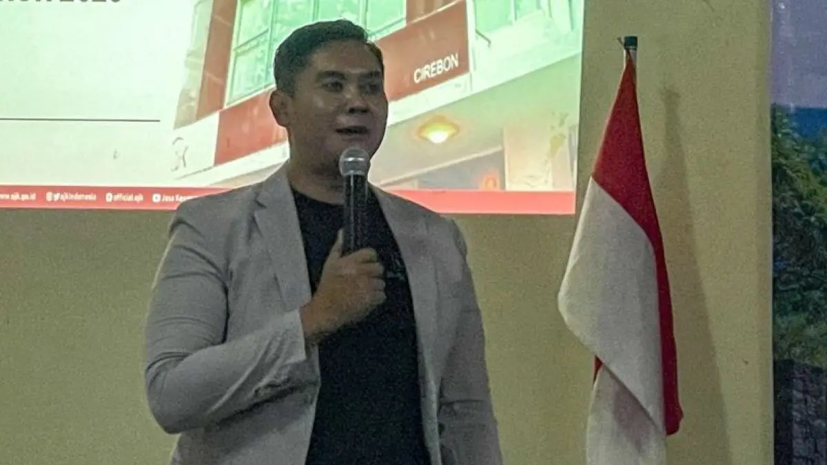 Kepala OJK Cirebon Agus Muntholib. (Fathnur Rohman/Antara)
