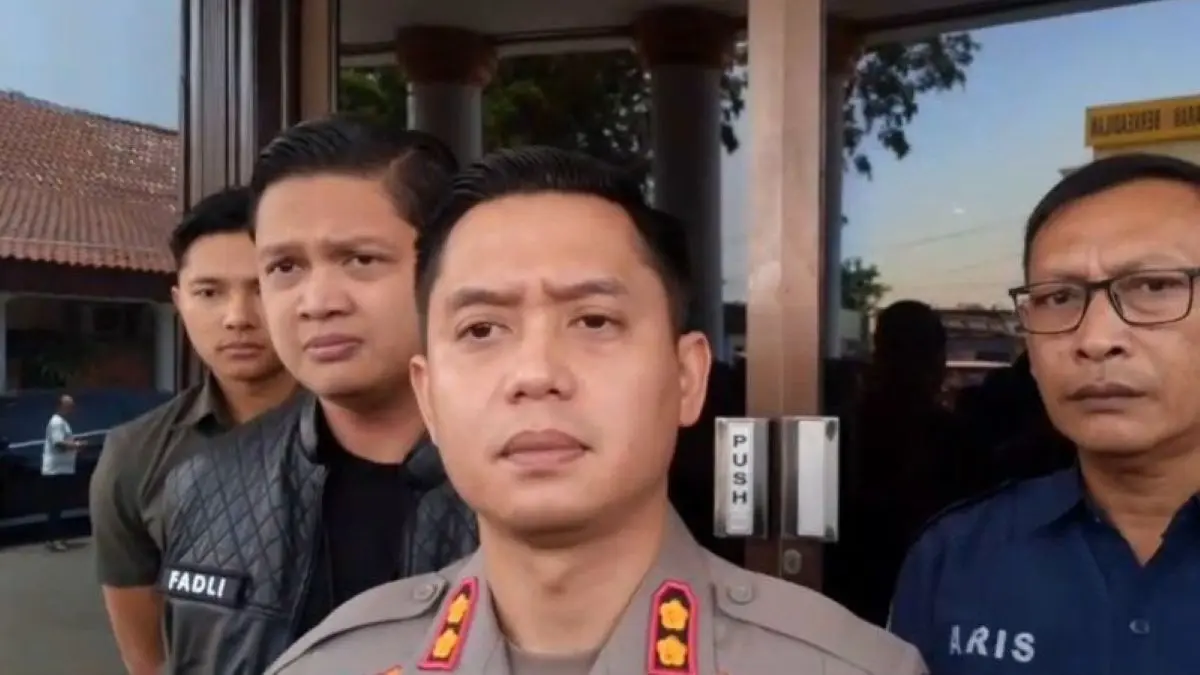 Kapolres Cirebon Kota AKBP Bimantoro Kurniawan (tengah). (Fathnur Rohman/Antara)