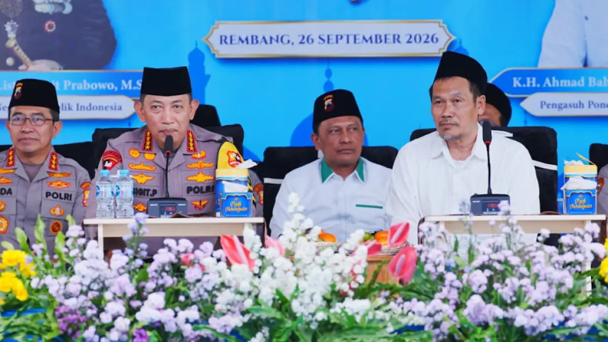 Kapolri Listyo Sigit Prabowo saat Ngaji Kebangsaan bersama K.H. Ahmad Bahauddin Nursalim atau Gus Baha di Rembang. (Mabes Polri)