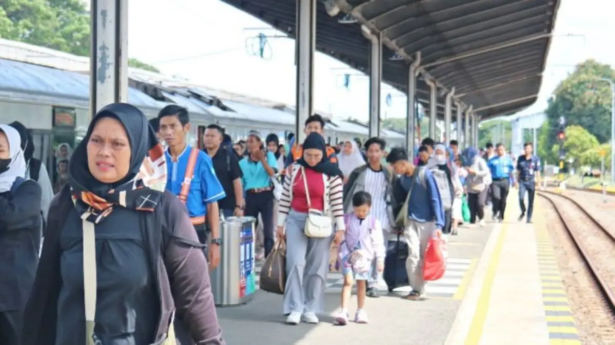 Penumpang kereta api di Stasiun Cirebon. (KAI Daop 3 Cirebon/Antara)