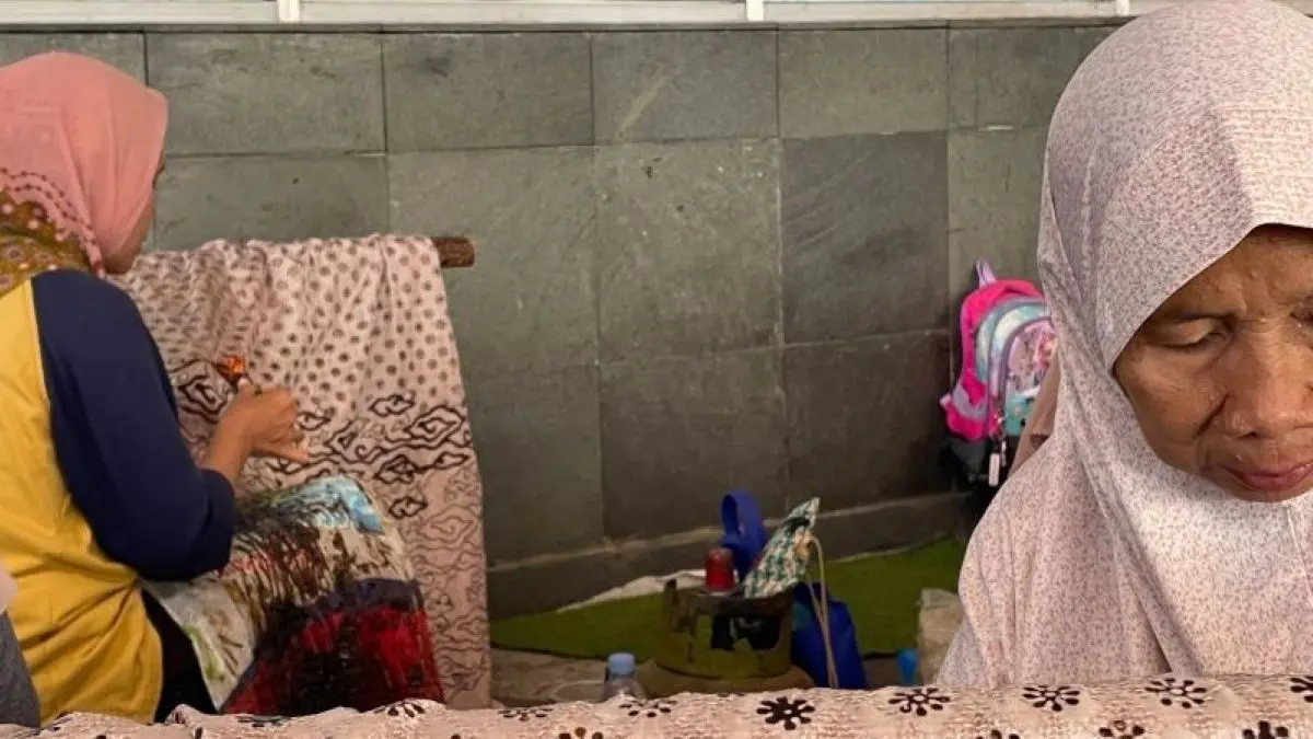 Perajin batik mengerjakan produk kain batik di Cirebon. (Fathnur Rohman/Antara)