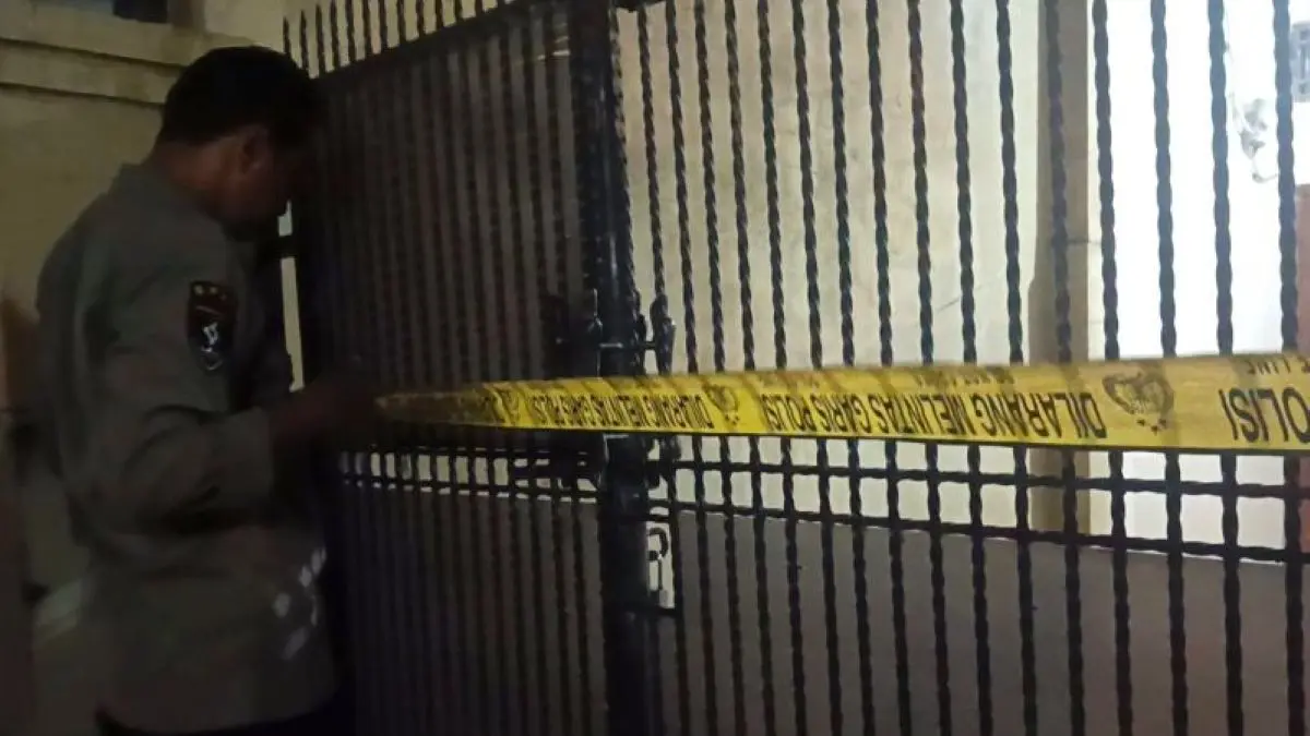 Petugas memasang garis polisi di rumah korban, Desa Babakan, Cirebon. (Fathnur Rohman/Antara)